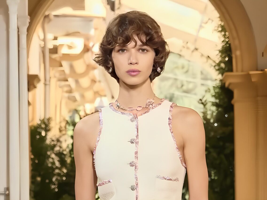 Chanel كروز 2026: أناقة باريسية تلتقي بسحر الريفييرا الإيطالية