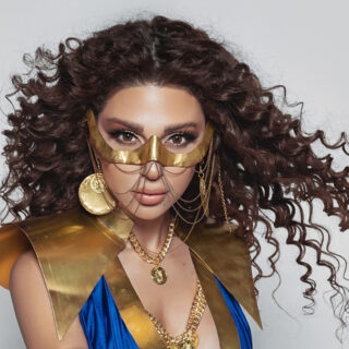 الأزرق الكوبالت: لون عام 2027 يتألق على منصات الأزياء العالمية