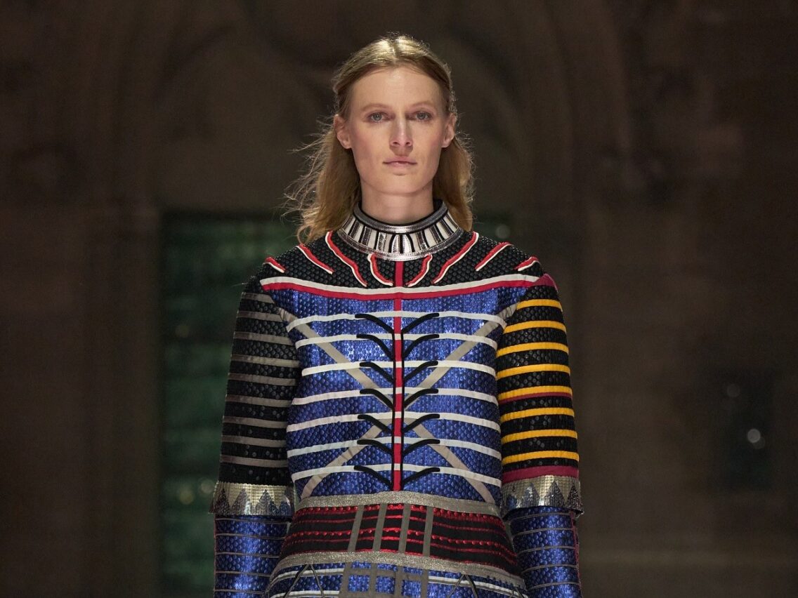 مجموعة Louis Vuitton Cruise 2026: تألق مسرحي وأناقة راقية