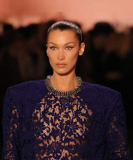 صيحة الأكتاف العريضة تهيمن على مجموعة Saint Laurent لموسم 2025