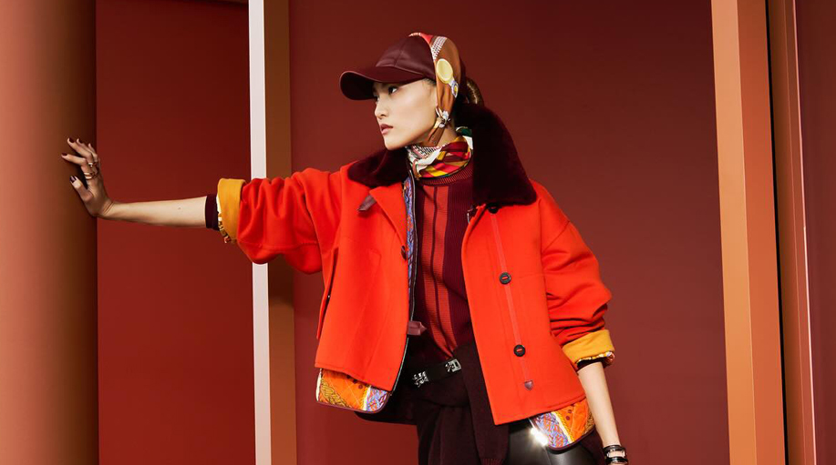 Hermès خريف 2025: عرض أزياء يُجسد التوازن بين الفخامة والعملية في شنغهاي