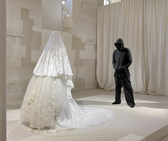 Balenciaga تعرض أبرز لحظات Demna الإبداعية في قلب باريس