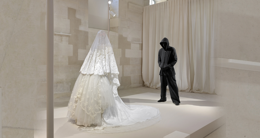 Balenciaga تعرض أبرز لحظات Demna الإبداعية في قلب باريس