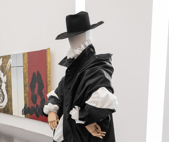 متحف اللوفر يحتضن Yohji Yamamoto في تجربة فنية تستكشف مفهوم النسخ المعاصر