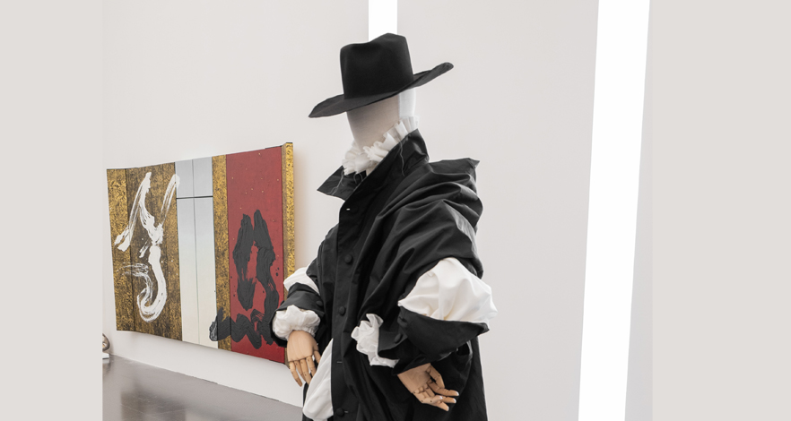 متحف اللوفر يحتضن Yohji Yamamoto في تجربة فنية تستكشف مفهوم النسخ المعاصر