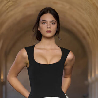 مجموعة Marc Jacobs Fall 2025: رحلة بصرية في عالم الدمى والدانتيل