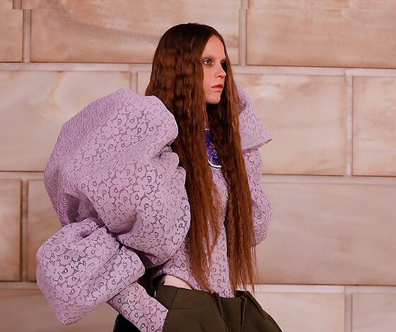 مجموعة Marc Jacobs Fall 2025: رحلة بصرية في عالم الدمى والدانتيل