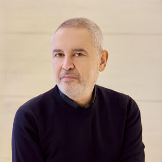 الرفاهية على الشاطئ: صيف أنيق بتوقيع كبرى دور الأزياء العالمية