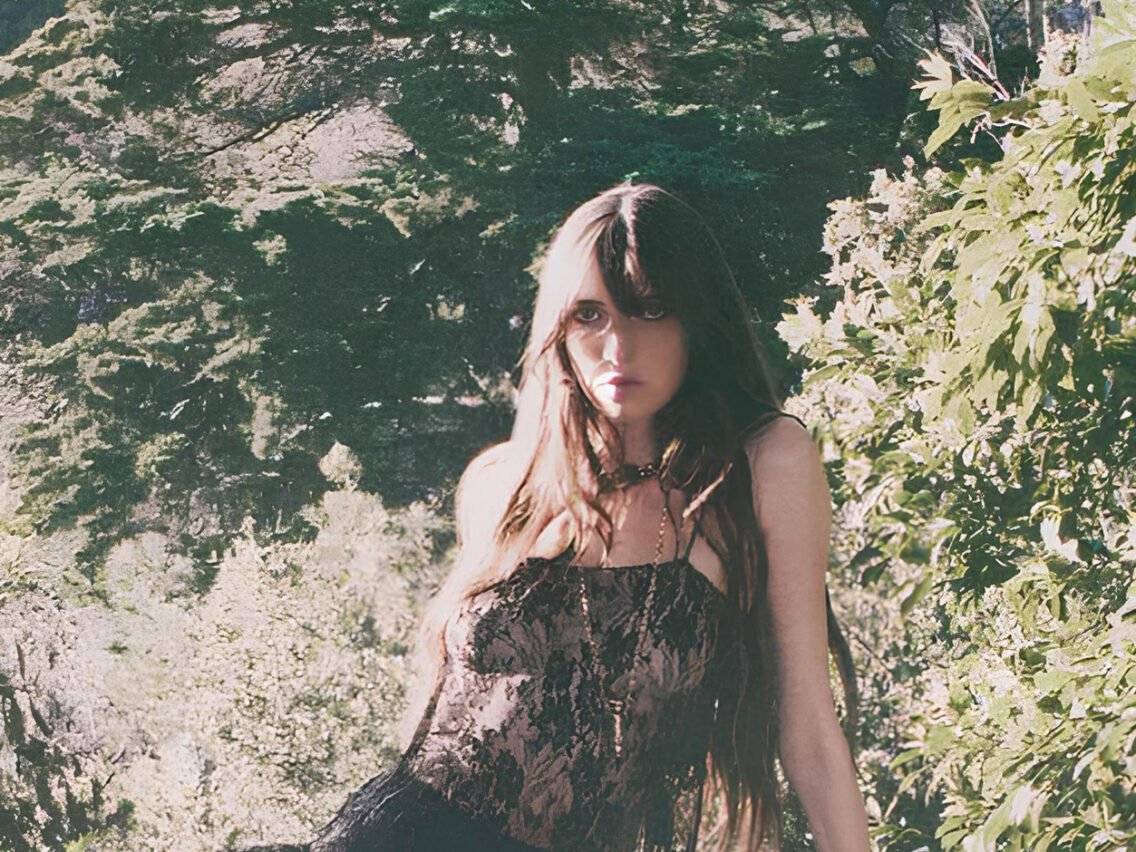 Chloé Winter 2025: أجواء السبعينيات تعود بأسلوب عصري وأنيق