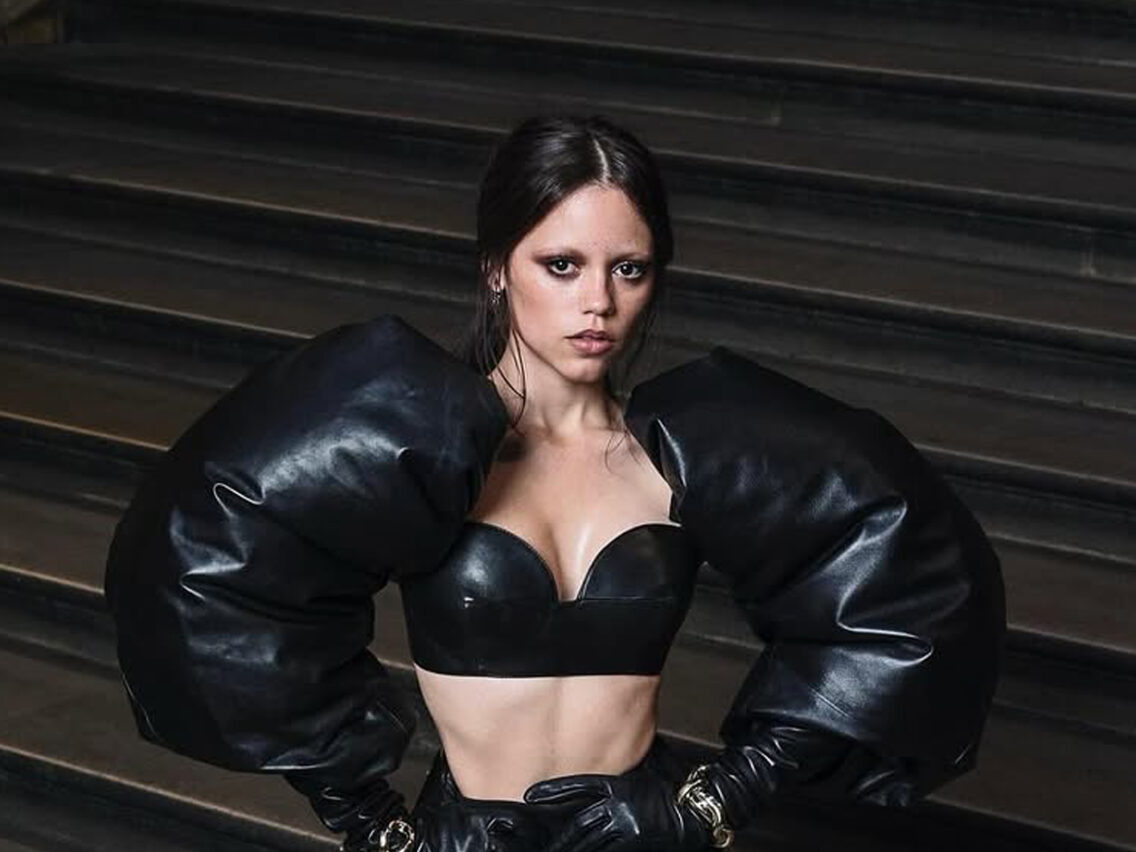 إطلالات الجلد الصيفي لـ Jenna Ortega بأسلوب جيل Z