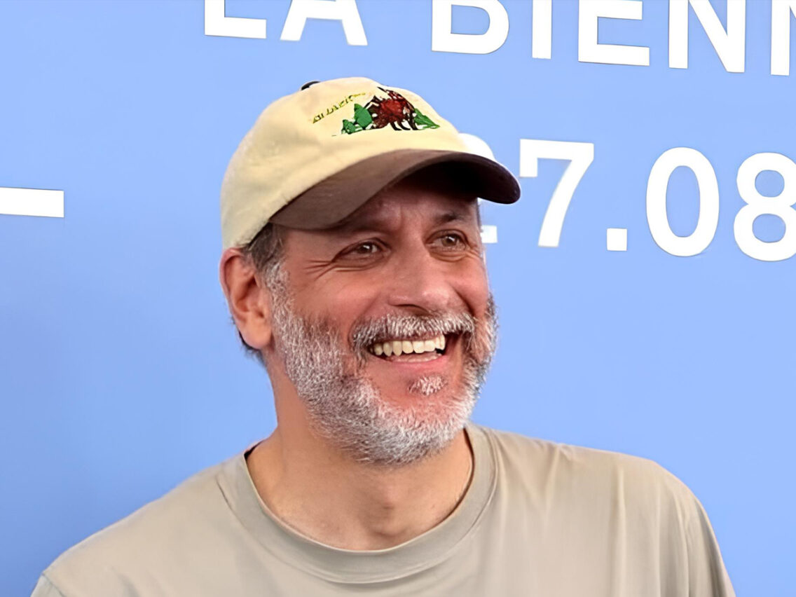 قميص Luca Guadagnino يعيد قصة 1950 بتوقيع Dior