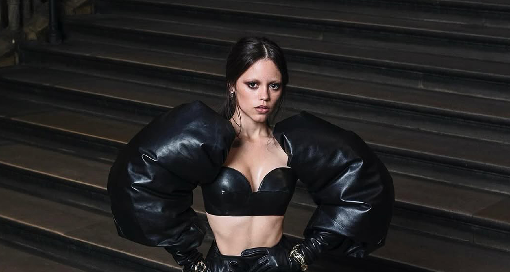 إطلالات الجلد الصيفي لـ Jenna Ortega بأسلوب جيل Z