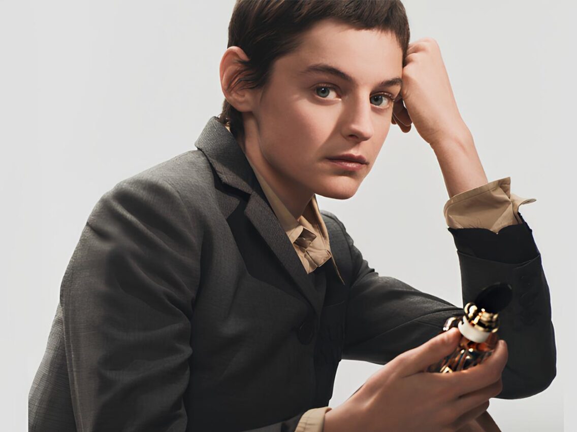 Miu Miu Beauty تطلق أول عطر لها “Miutine” مع Emma Corrin