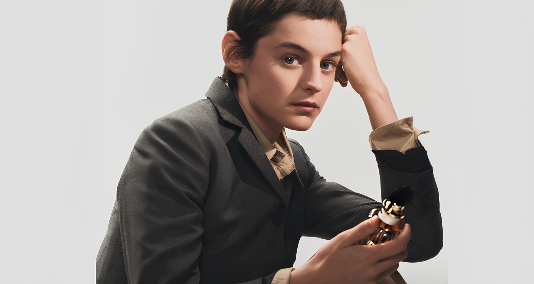 Miu Miu Beauty تطلق أول عطر لها “Miutine” مع Emma Corrin
