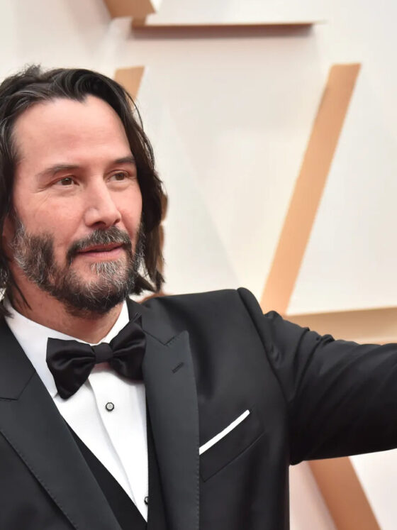 Keanu Reeves: أيقونة الموضة والبساطة في هوليوود