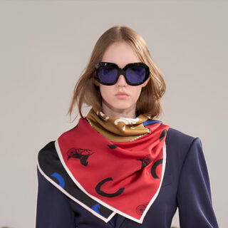 Bandana: إكسسوار الشعر البوهيمي يعود مع النجمات في 2025