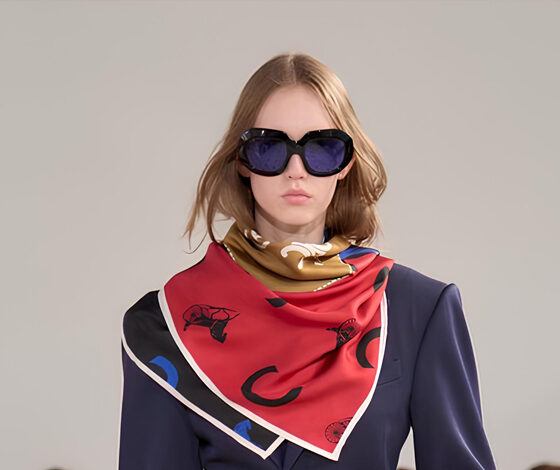 Silk Scarf: كيف يصبح إكسسوارك الأيقوني لصيف 2025