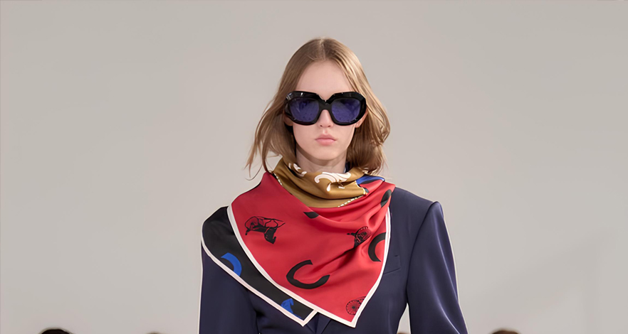 Silk Scarf: كيف يصبح إكسسوارك الأيقوني لصيف 2025