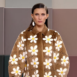 البدلة النسائية: أيقونة القوة على منصات الموضة