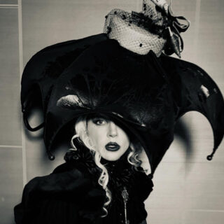 من باريس إلى العالم… Paul Poiret يحتفي بفن الأناقة في معرض “Fashion is a Feast”