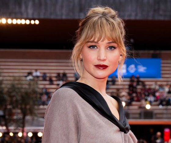 Jennifer Lawrence تخطف الأنظار بإطلالة ديور في العرض الأول لفيلمها Die My Love  في روما