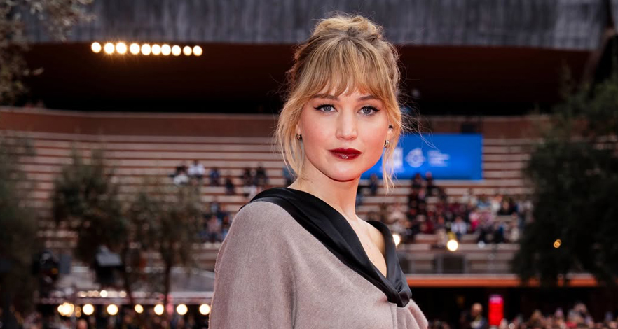 Jennifer Lawrence تخطف الأنظار بإطلالة ديور في العرض الأول لفيلمها Die My Love في روما