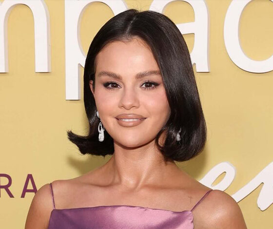 Selena Gomez تتألق بفستان Mauve Pink في لوس أنجلوس