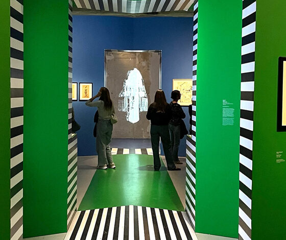 من باريس إلى العالم… Paul Poiret يحتفي بفن الأناقة في معرض “Fashion is a Feast”