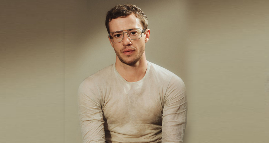 Dario Vitale يطلق حملة Versace Greca الجديدة بتوقيع سينمائي