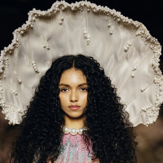 حقيبة “ليدي ديور” بتفاصيل شفافة في   مجموعة كروز 2026