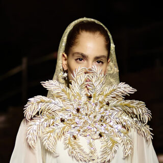 اليوم الخامس من أسبوع الرياض للأزياء… حين تتحوّل الهوية إلى لوحة فنية