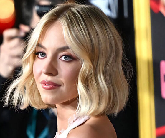 Sydney Sweeney تفاجئ جمهورها بقَصّة شعر قصيرة ولون أشقر جديد في عرض فيلمها “Christy