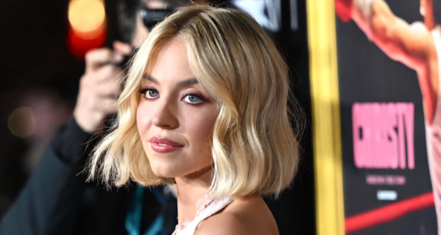 Sydney Sweeney تفاجئ جمهورها بقَصّة شعر قصيرة ولون أشقر جديد في عرض فيلمها “Christy