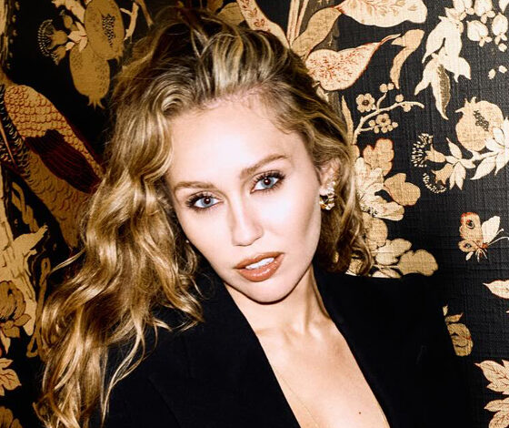 Miley Cyrus تحتفل بإطلاق أحمر شفاه Maybelline الجديد وتعيينها سفيرة عالمية للعلامة