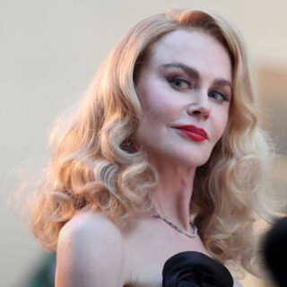 منى زكي تجسّد السينما العربية بأناقة لافتة