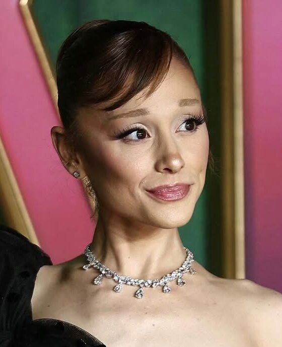 أريانا جراندي تخطف الأضواء بفستان عمره 73 عاماً في عرض Wicked بلندن