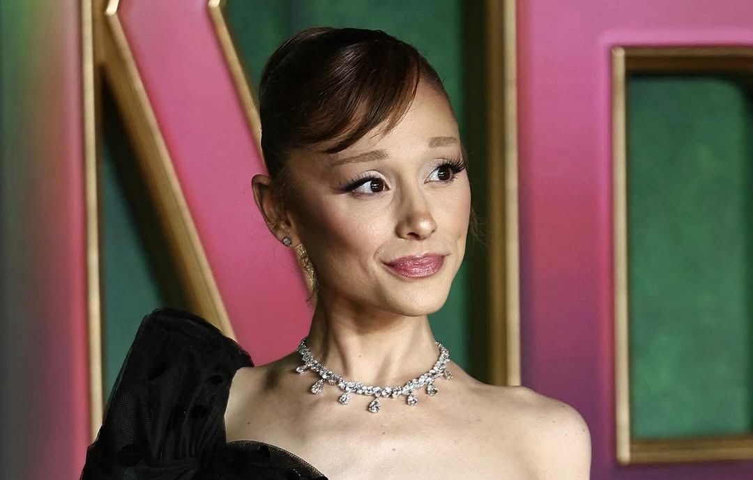 أريانا جراندي تخطف الأضواء بفستان عمره 73 عاماً في عرض Wicked بلندن