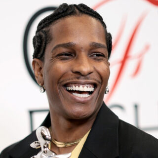 DUA LIPA تطلق علامتها الجديدة للعناية بالبشرة DUA