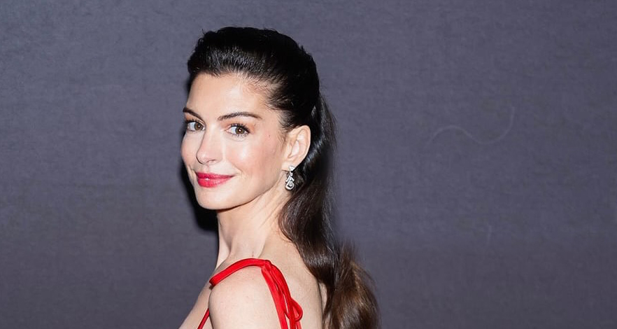 عيد ميلاد Anne Hathaway: رحلة الأناقة من Andy Sachs إلى الصفوف الأمامية