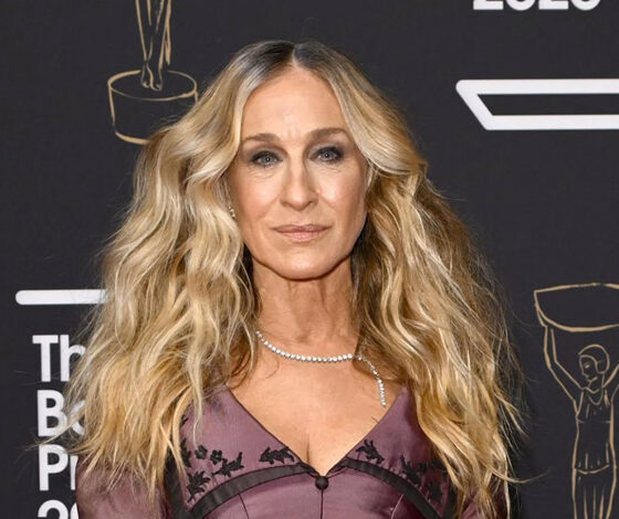سارة جيسيكا باركر تبرز أناقتها بحقيبة Fendi من عرض ربيع 2026