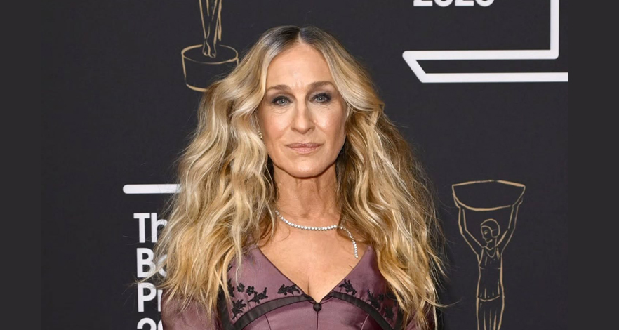 سارة جيسيكا باركر تبرز أناقتها بحقيبة Fendi من عرض ربيع 2026