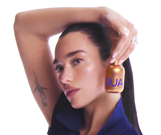 DUA LIPA تطلق علامتها الجديدة للعناية بالبشرة DUA
