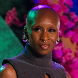 صيحات الشعر الجديدة تبرز في إطلالات النجمات على السجادة الحمراء