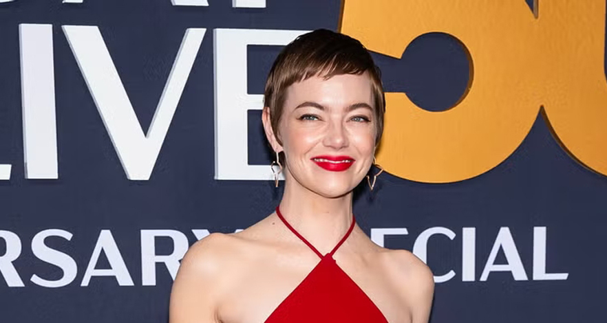 Emma Stone في عيد ميلادها الـ37: إطلالات هادئة… وأناقة ناضجة