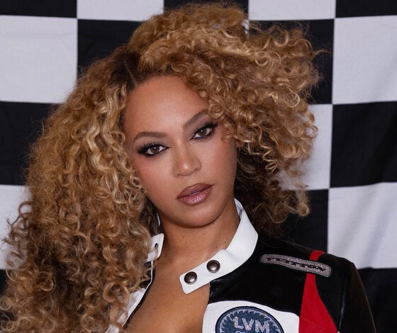Beyoncé تخطف الأنظار بإطلالة Louis Vuitton في سباق F1 لاس فيغاس