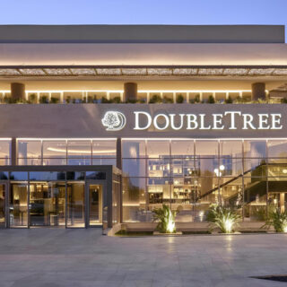 النجمات يخترن الأسود والجلد في «الأفلام المتنافسة» 2025