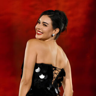 Shin Min-a تختار الفخامة العصرية لفستان زفافها وKim Woo-bin بأناقة كلاسيكية