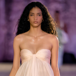 Shin Min Ah تتألق بفستان Elie Saab في زفافها مع Kim Woo Bin