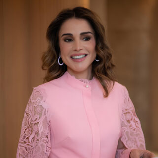 أجمل إطلالات النجمات في 2025: من السجادة الحمراء إلى قلب الموضة