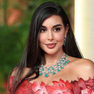 Miley Cyrus بإطلالة من Elie Saab في جلسة Avatar